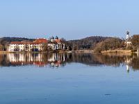 Kloster Seeon und Kirche Zu unserer Lieben Frau spiegeln sich im Klostersee